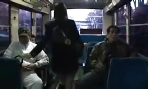 Japanisches Maedchen beim group fuck im Bus