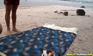 Tanned hotty Leticia supplies Roge Ferro deepthroat blowjob at the beach